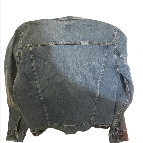 Gap Women’s Denim Jacket in medium. NWT - Picture 3 of 3